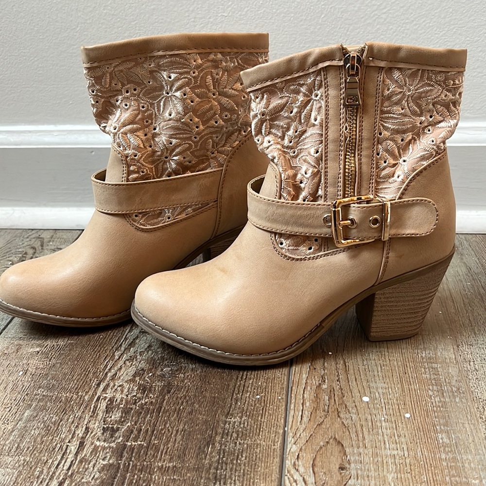 Via Pinky Collection Ankle Boot